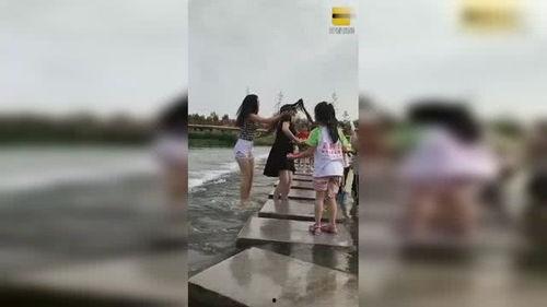 路边吃瓜姑娘视频